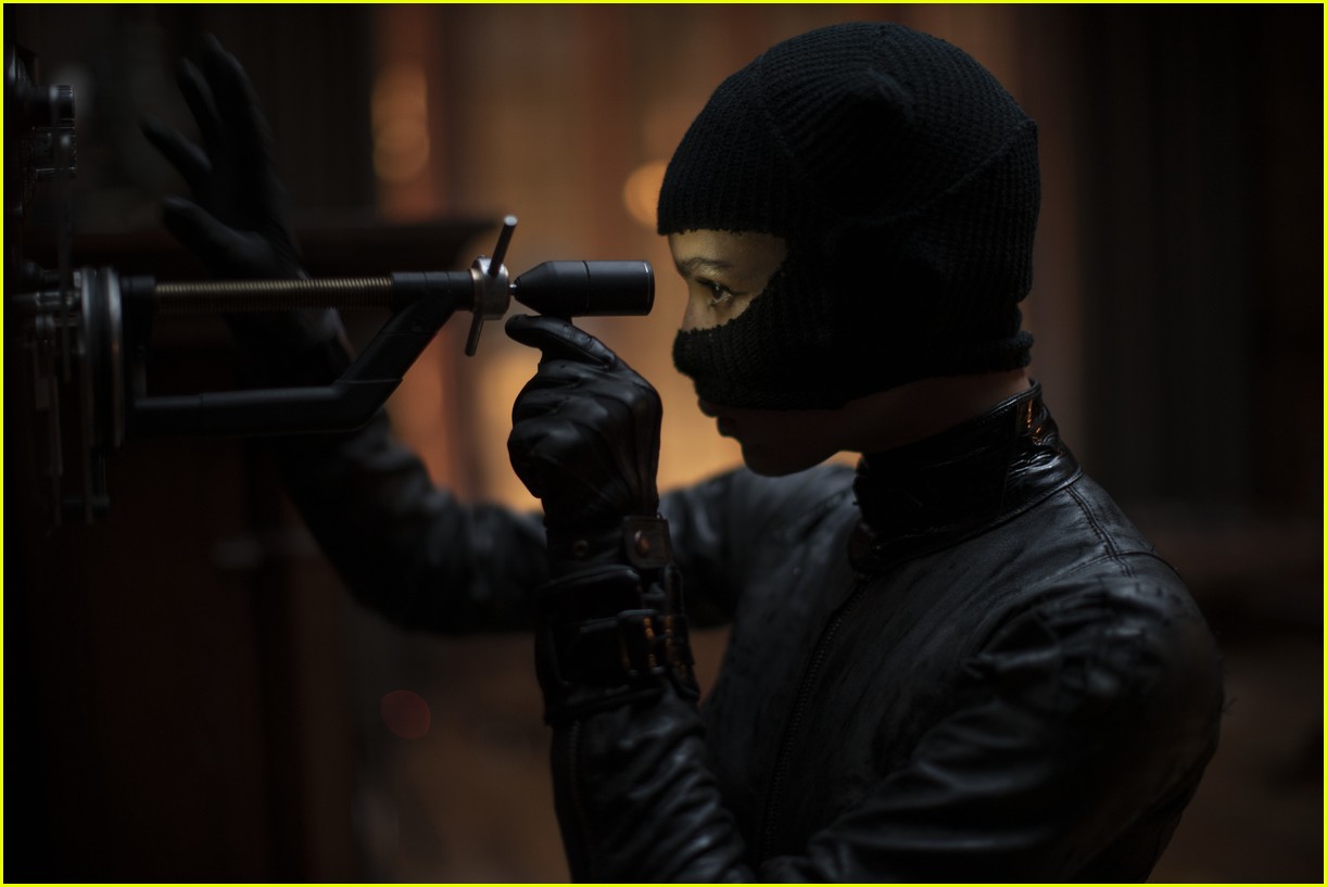 robert pattinson stars in new the batman trailer with zoe kravitz watch now 08.