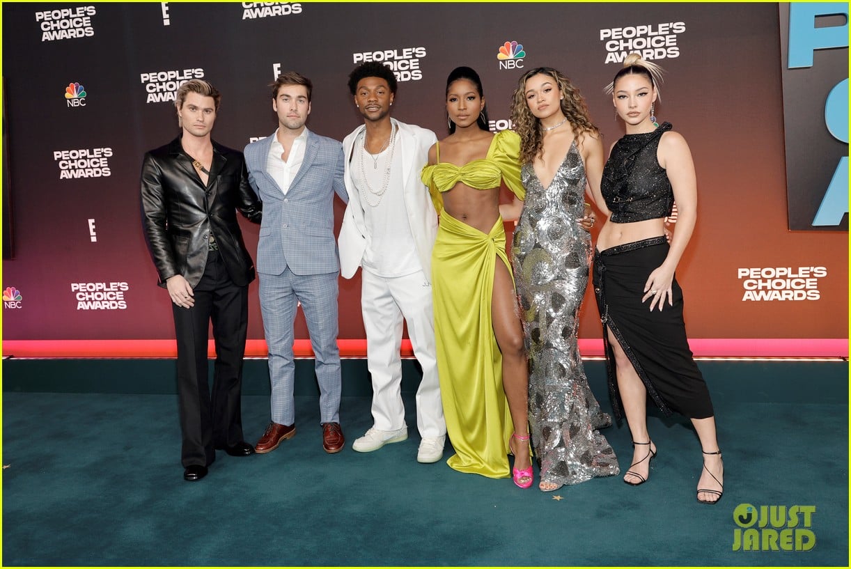 Full Sized Photo of outer banks cast attend peoples choice awards 06