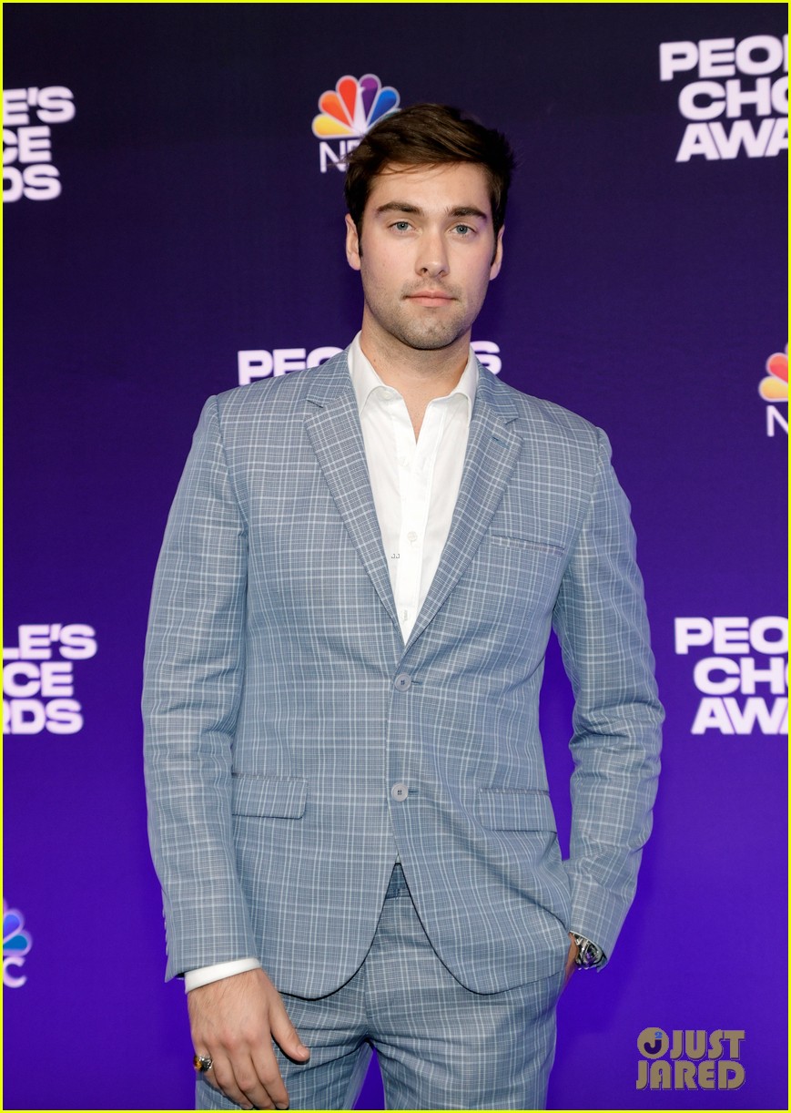 Full Sized Photo of outer banks cast attend peoples choice awards 21 'Outer Banks' Cast Attend