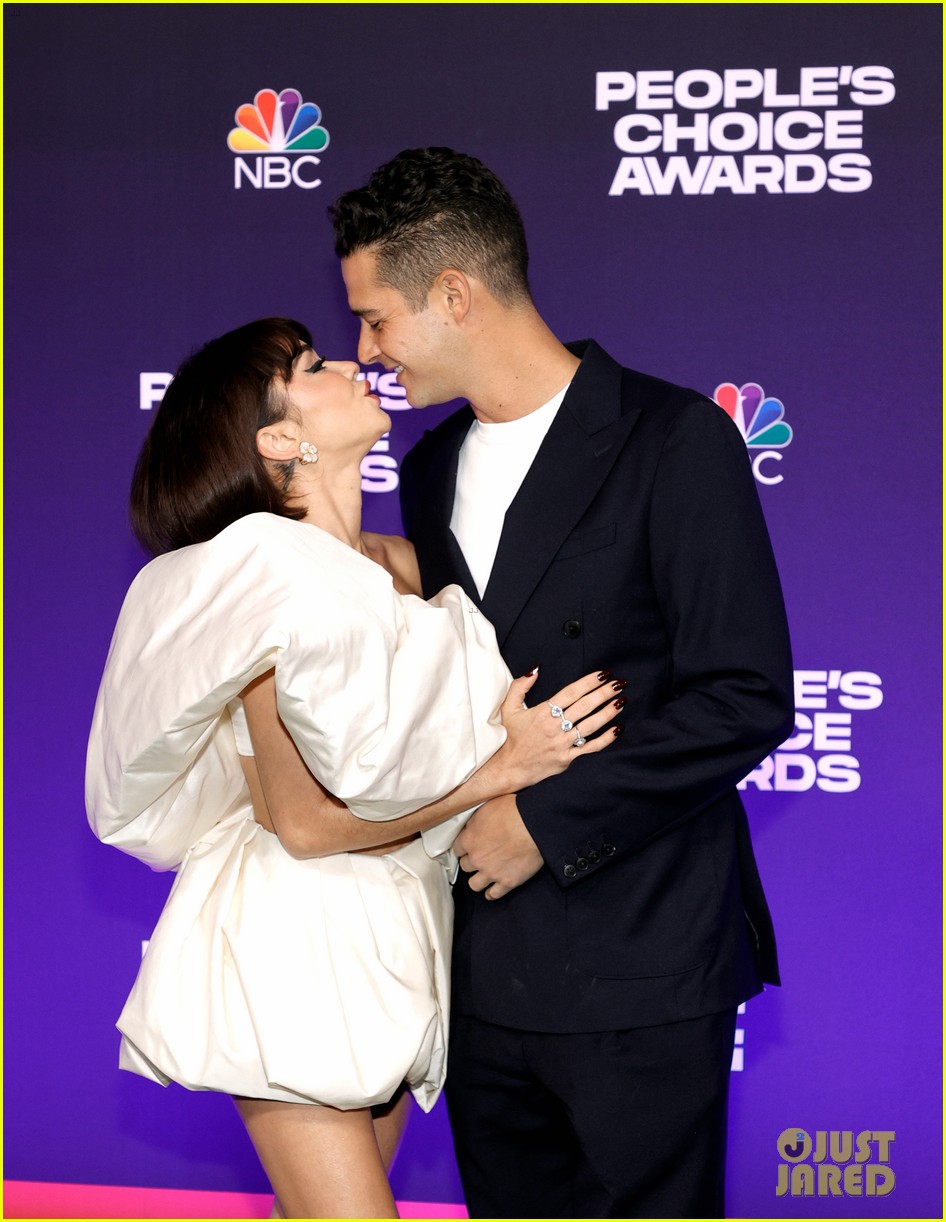 Sarah Hyland Has Parisian Moment at People's Choice Awards 2021 with