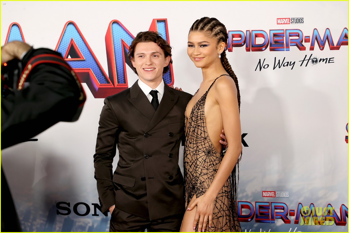 tom holland zendaya are picture perfect at spider man no way home premiere 01
