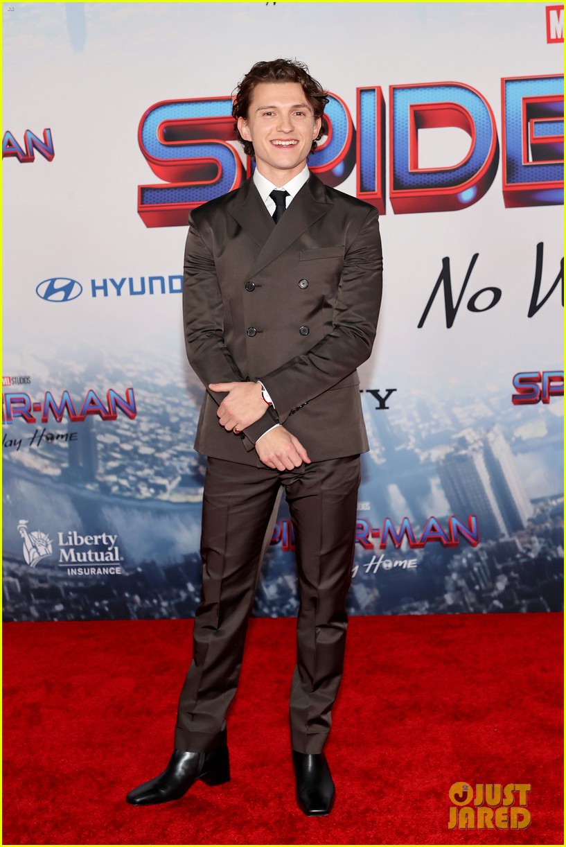 tom holland zendaya are picture perfect at spider man no way home premiere 03