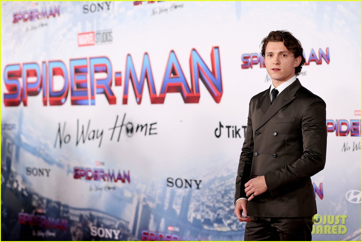 tom holland zendaya are picture perfect at spider man no way home premiere 07