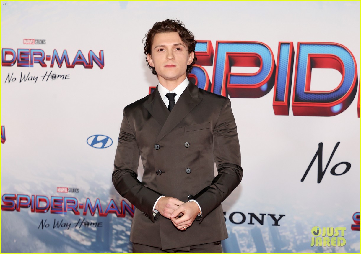 tom holland zendaya are picture perfect at spider man no way home premiere 08