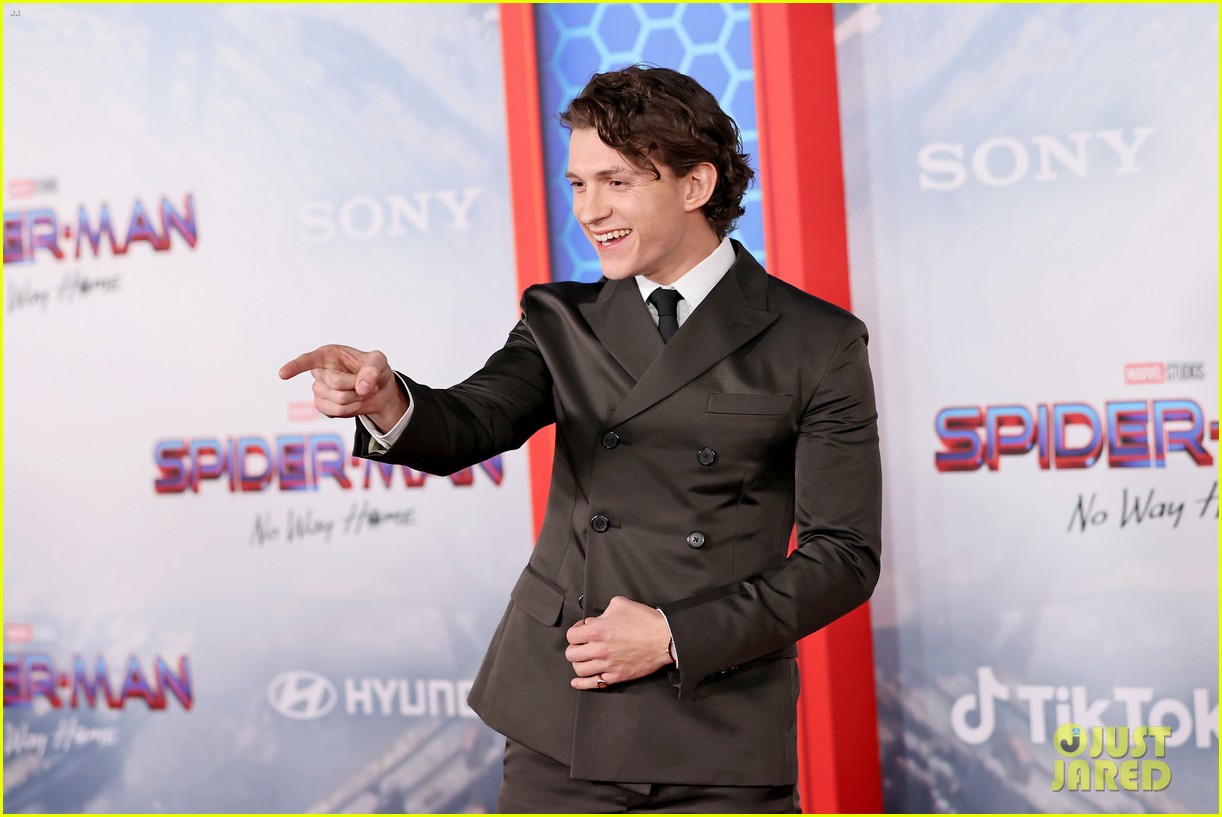 tom holland zendaya are picture perfect at spider man no way home premiere 28