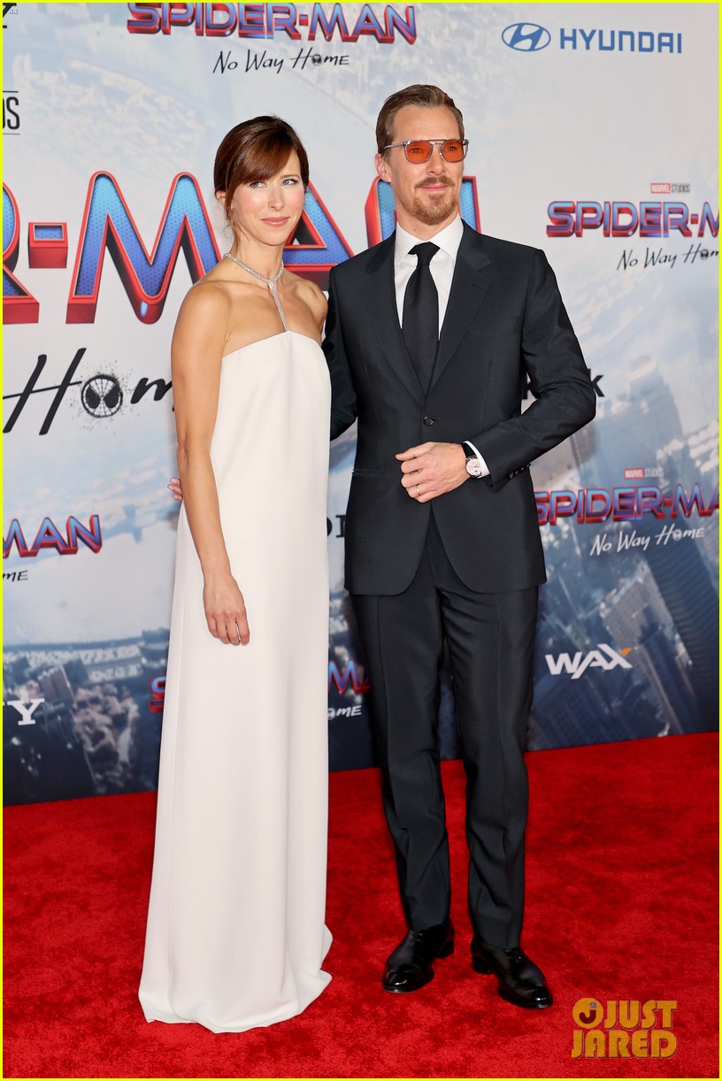 tom holland zendaya are picture perfect at spider man no way home premiere 34