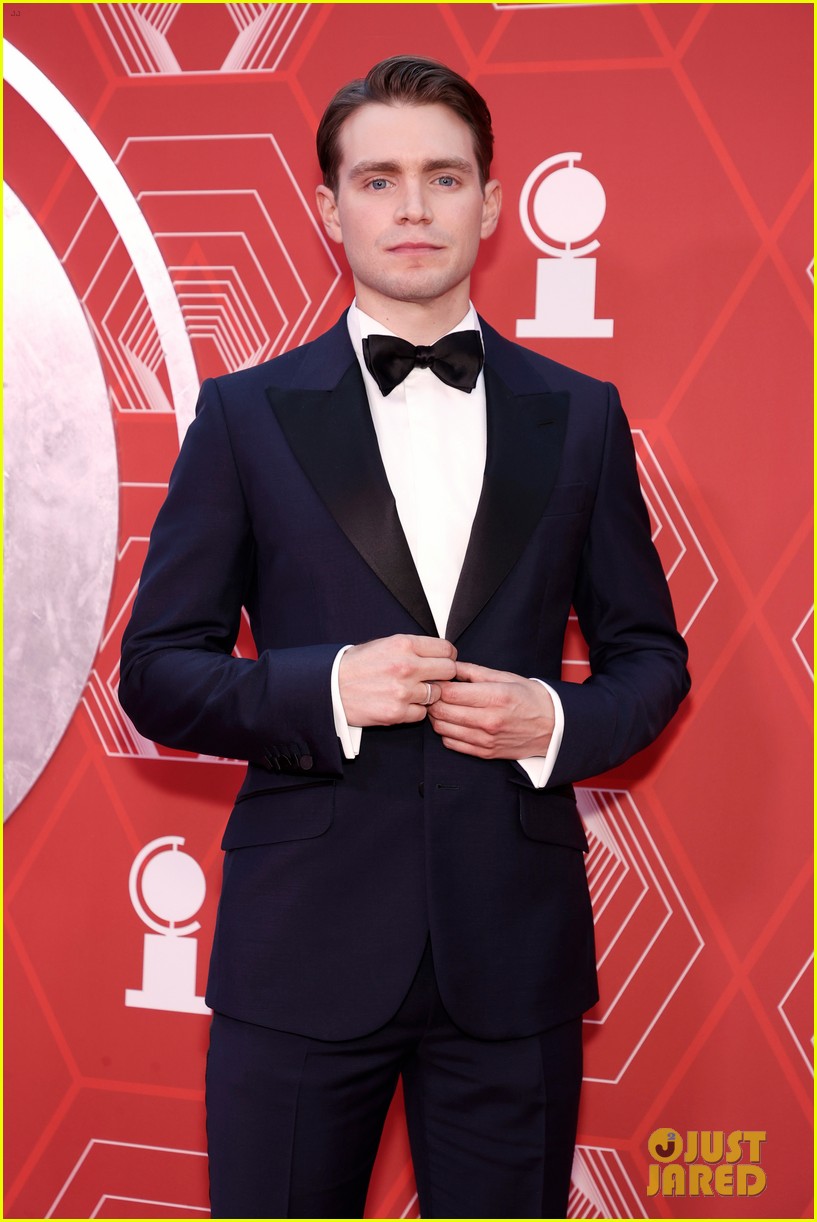 andrew burnap cast in snow white 01