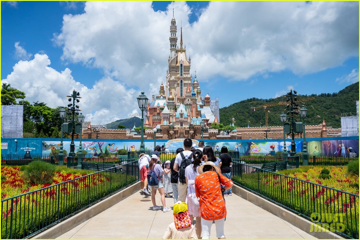 hong kong disneyland closing for fourth time due to pandemic 03