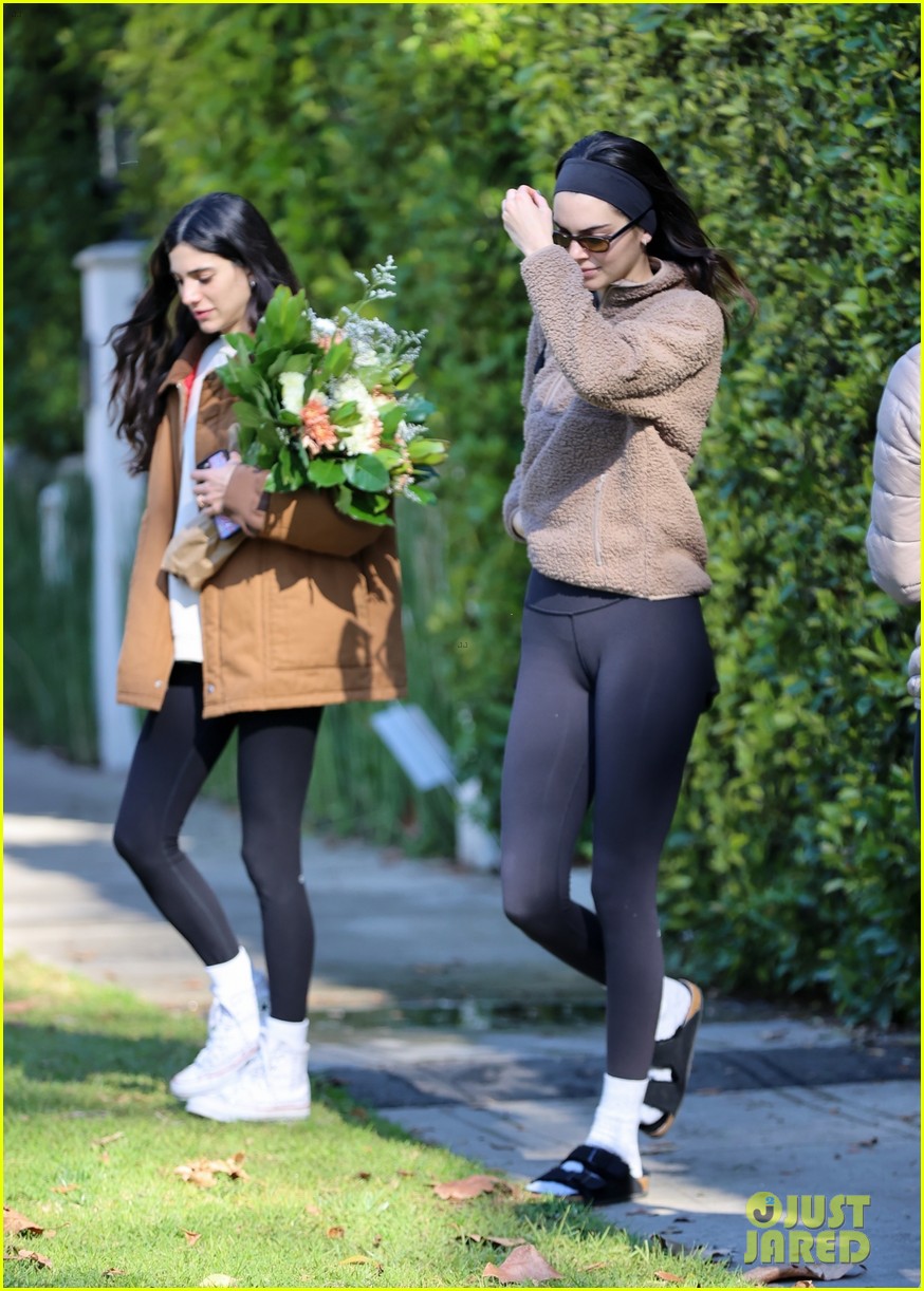 kendall jenner bella hadid met up for morning pilates class 01