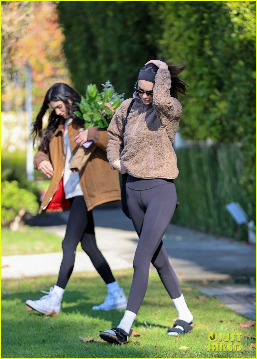 kendall jenner bella hadid met up for morning pilates class 07