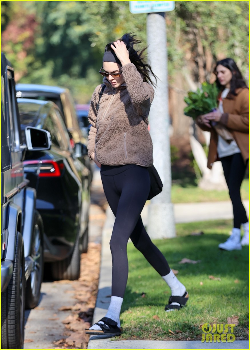 kendall jenner bella hadid met up for morning pilates class 09