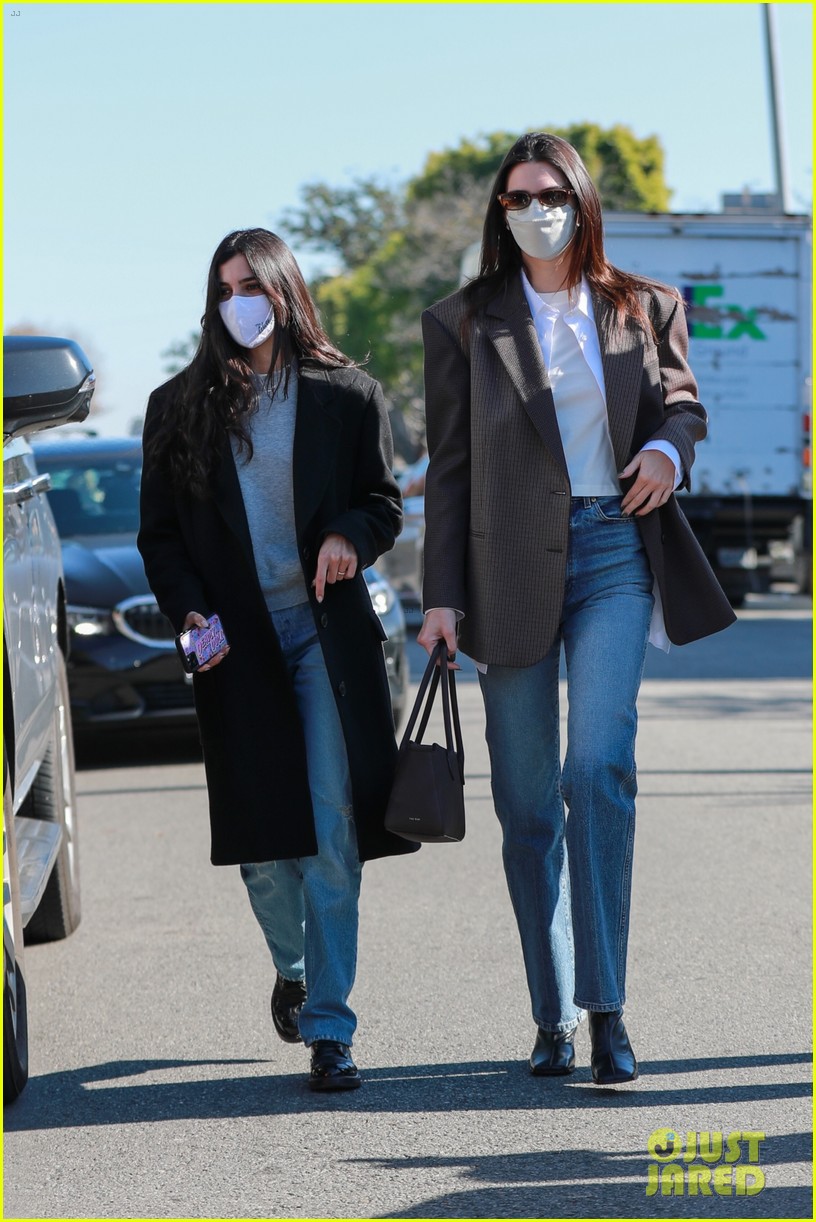 Kendall Jenner Shops Around For A New Office in LA | Photo 1334881