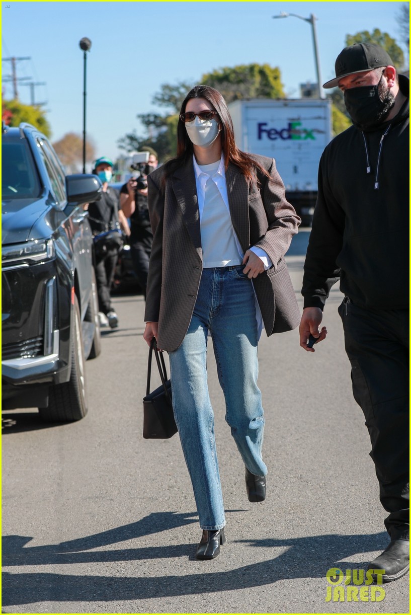 Kendall Jenner Shops Around For A New Office in LA | Photo 1334882