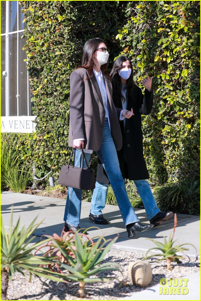 Kendall Jenner Shops Around For A New Office in LA | Photo 1334885