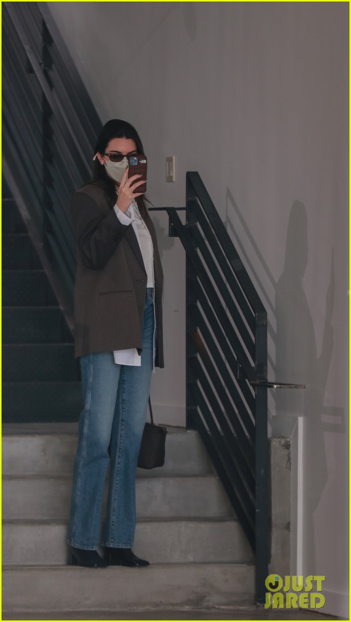Kendall Jenner Shops Around For A New Office in LA | Photo 1334892