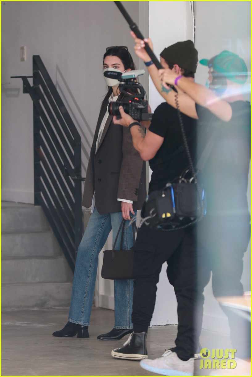Kendall Jenner Shops Around For A New Office in LA | Photo 1334911