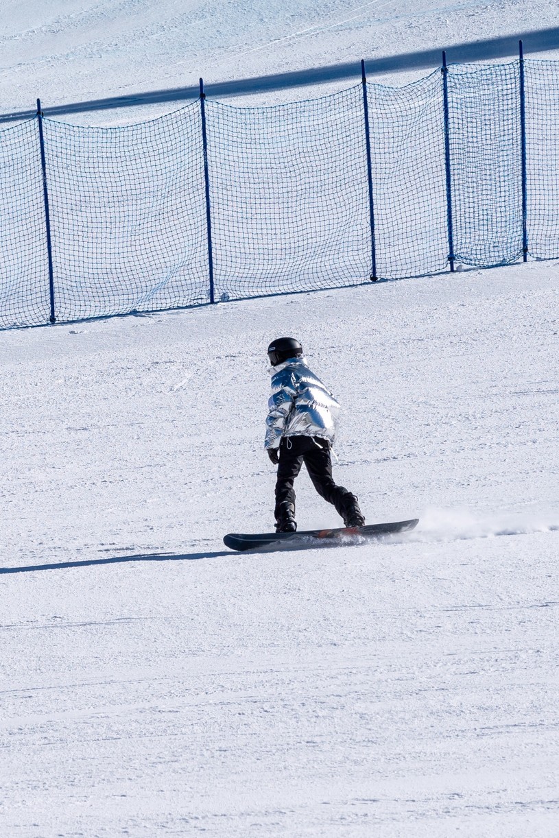 kendall jenner hits slopes ski getaway friends 03