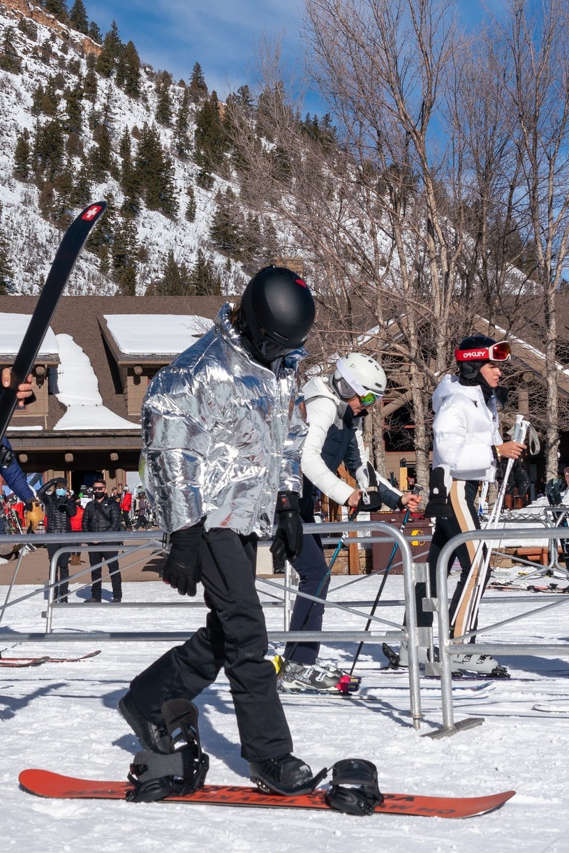 kendall jenner hits slopes ski getaway friends 05