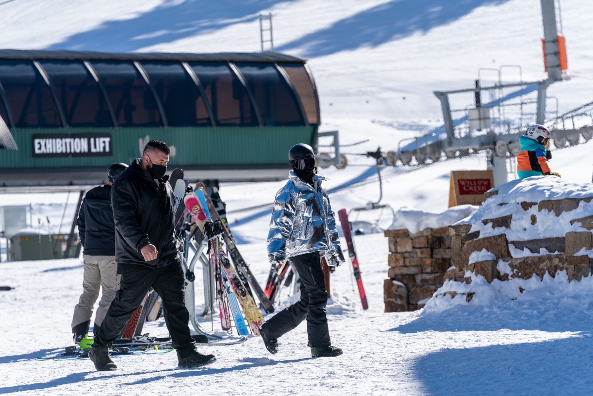 kendall jenner hits slopes ski getaway friends 08