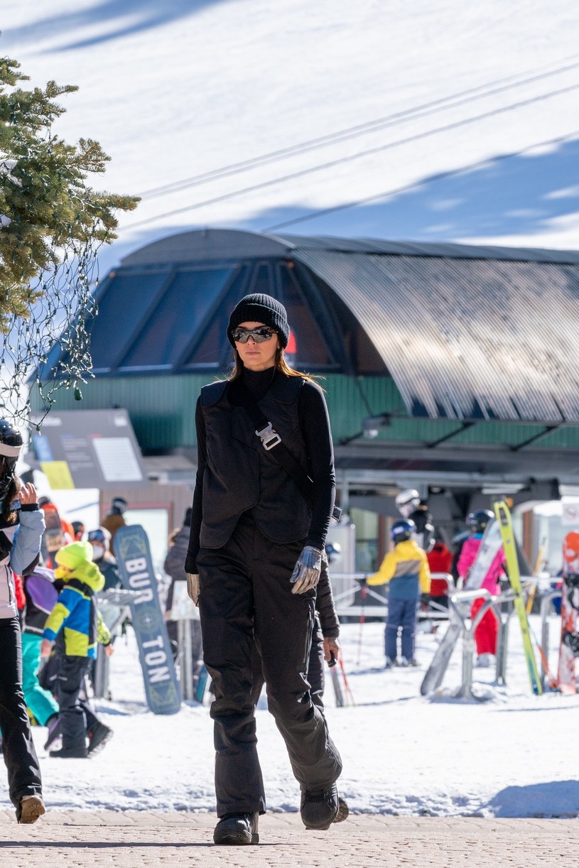 kendall jenner hits slopes ski getaway friends 11