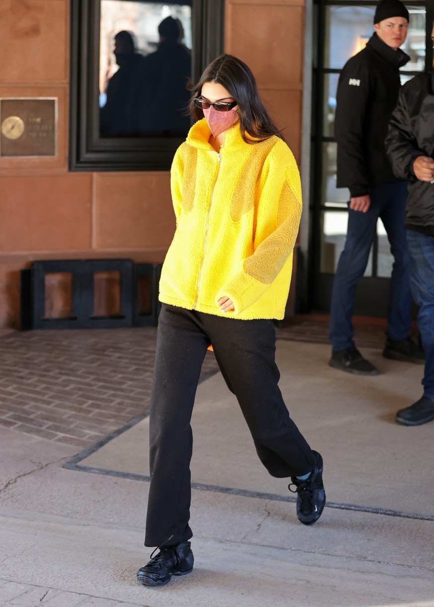 kendall jenner yellow hoodie jet out aspen 01