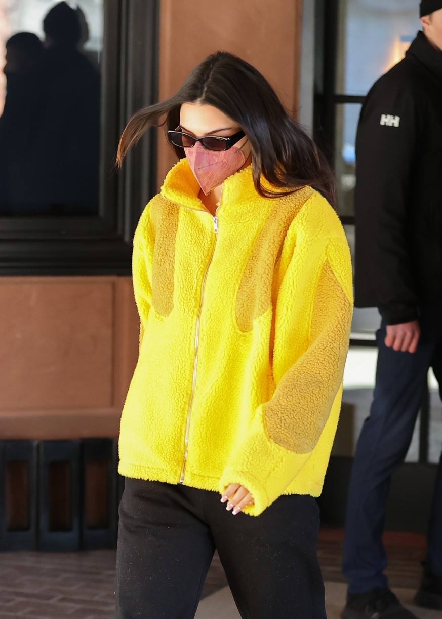 kendall jenner yellow hoodie jet out aspen 02