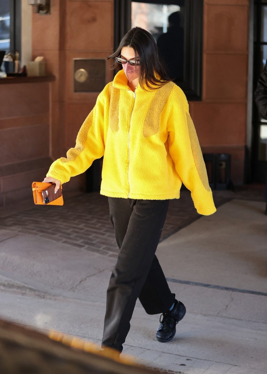 kendall jenner yellow hoodie jet out aspen 04