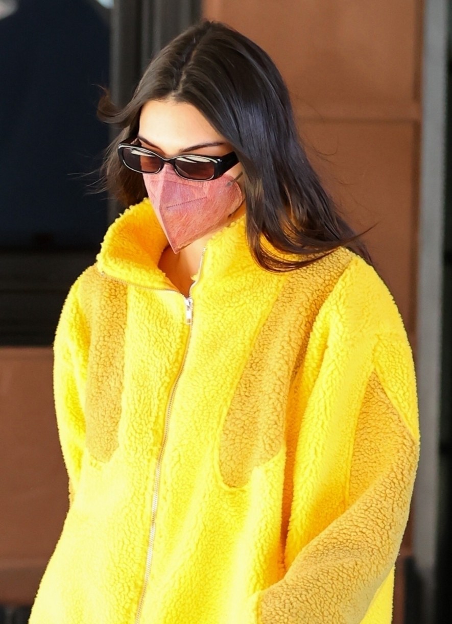 kendall jenner yellow hoodie jet out aspen 05