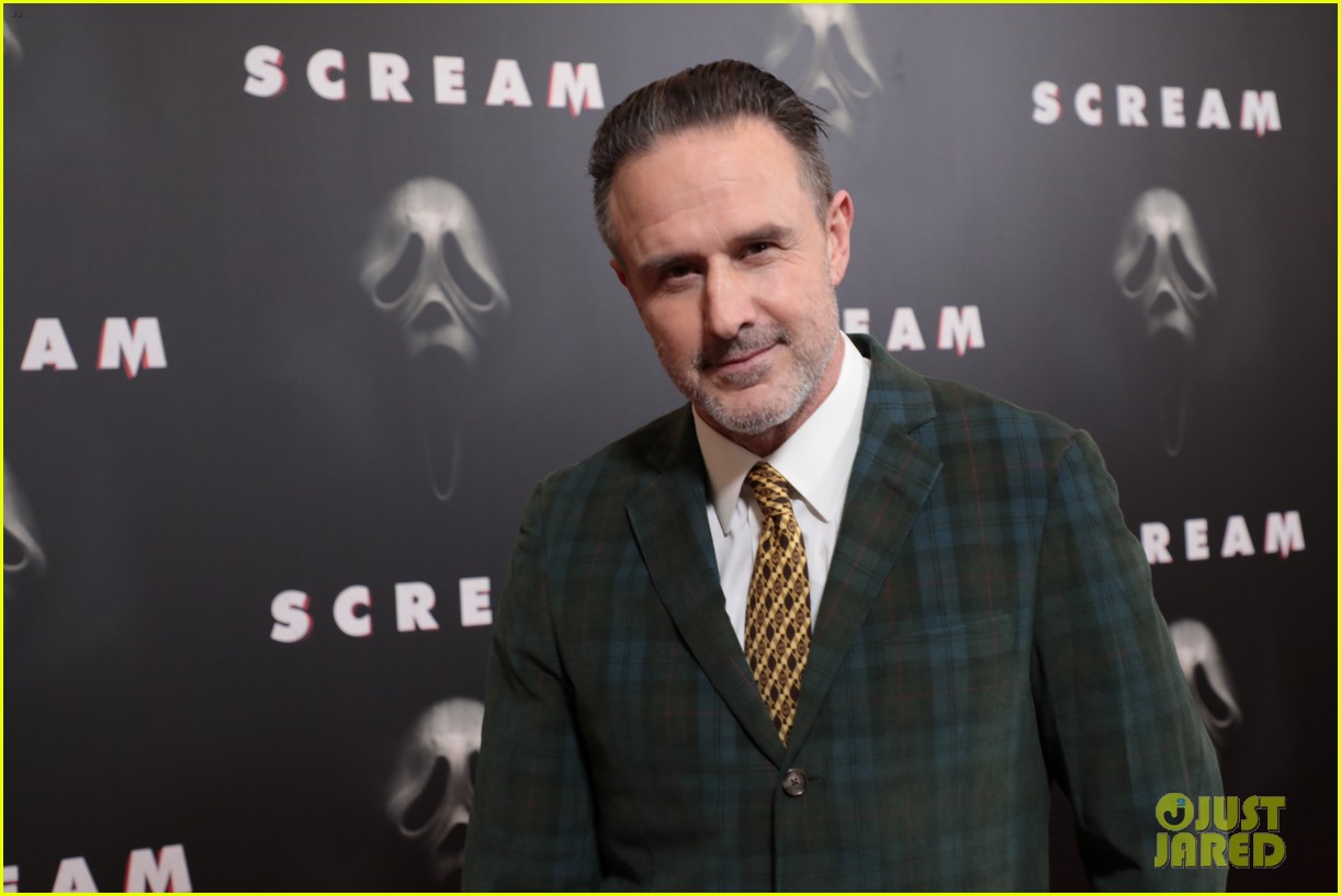 scream cast photo call los angeles 02