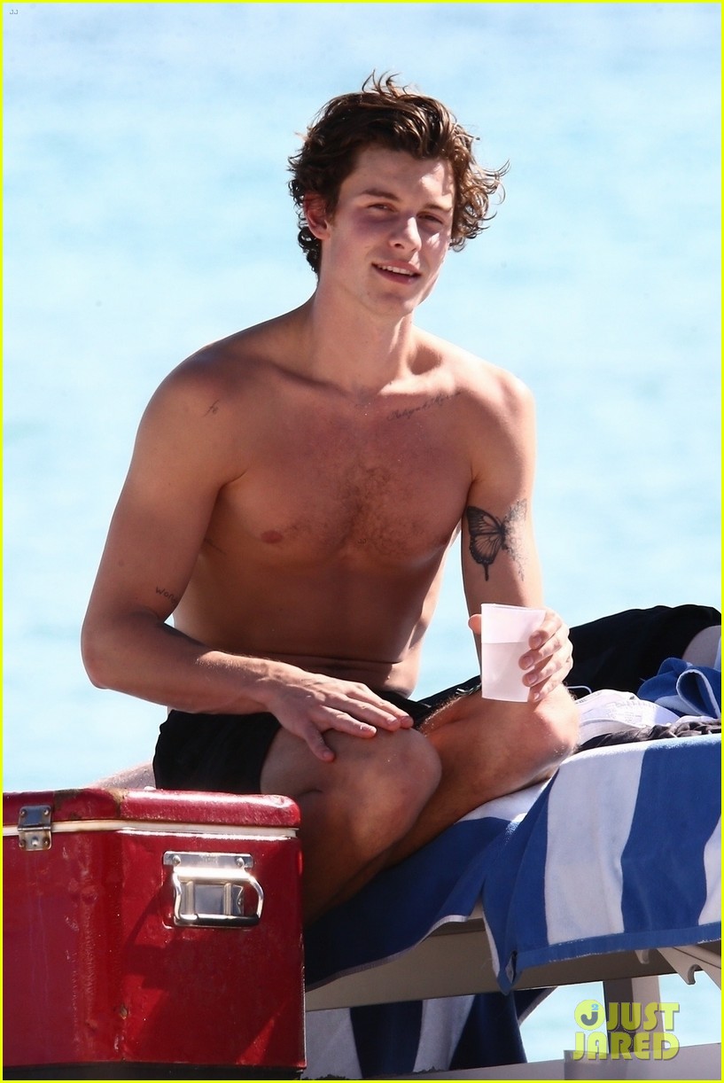 shawn mendes shows off his shirtless bod at the beach 04