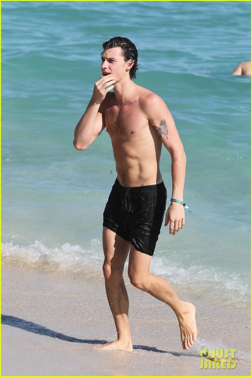 Full Sized Photo Of Shawn Mendes Shows Off His Shirtless Bod At The Beach 25 Shawn Mendes 9684