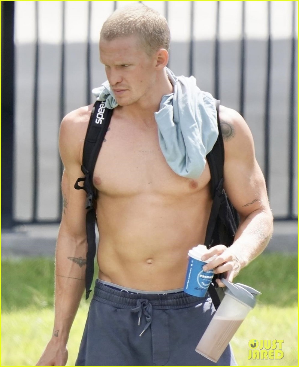 shirtless cody simpson leaves pool after morning training session 04