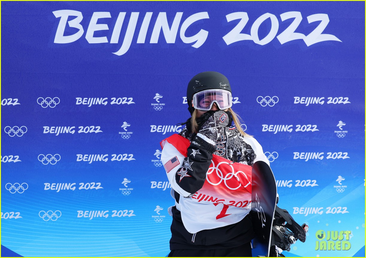 Chloe Kim Falls To Her Knees After Incredible Halfpipe Run at Beijing