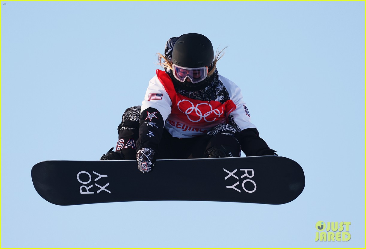 Chloe Kim Falls To Her Knees After Incredible Halfpipe Run At Beijing Winter Olympics Photo