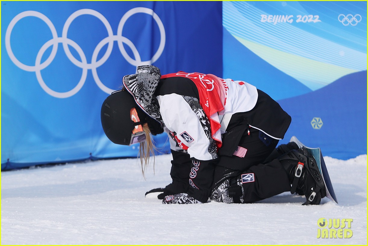 Chloe Kim Falls To Her Knees After Incredible Halfpipe Run at Beijing