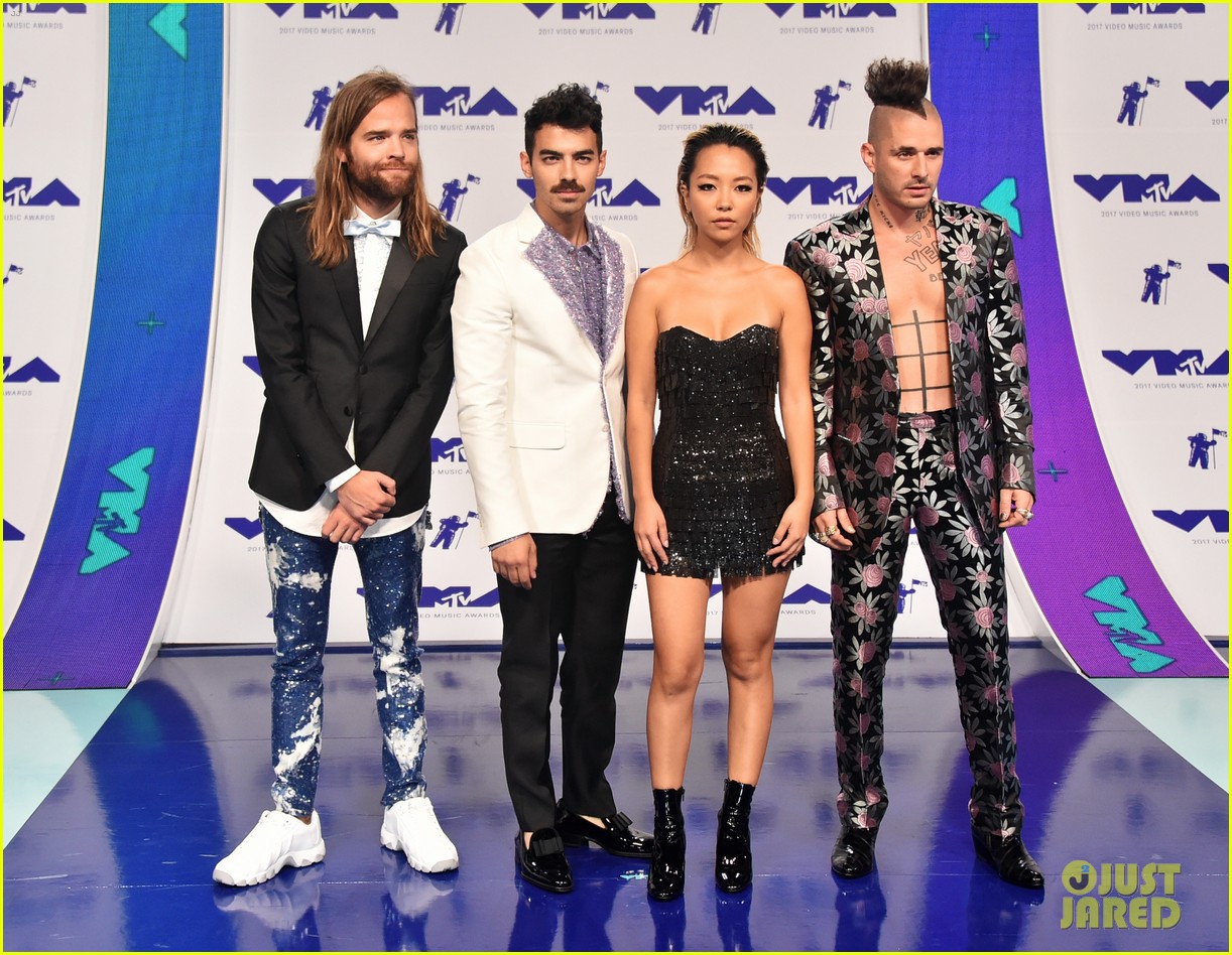 joe jonas announces dnce comeback teases upcoming new music 01