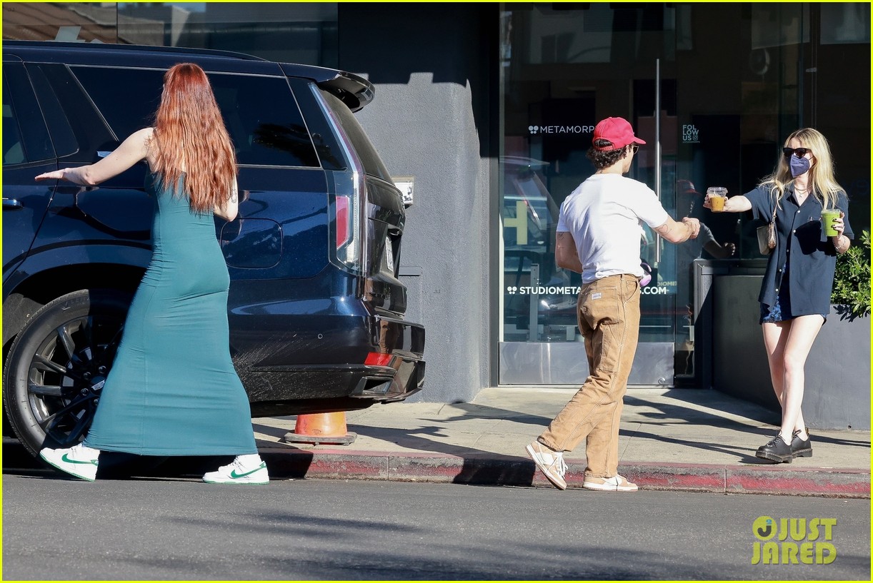 Joe Jonas Sophie Turner Step Out For Lunch With Their Friends Photo