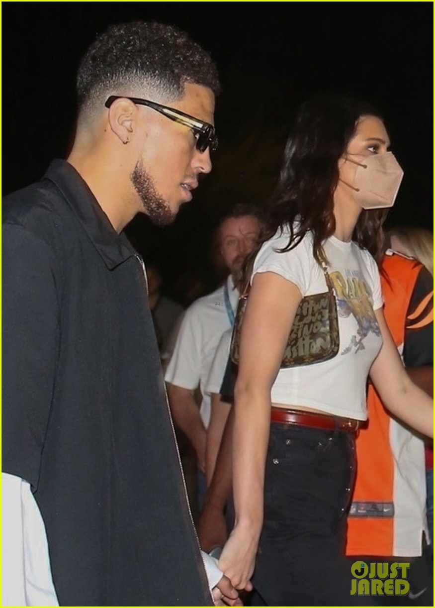 Full Sized Photo of kendall jenner devin booker hold hands super bowl