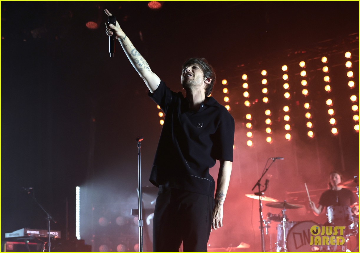 Full Sized Photo of louis tomlinson performs to sold out crowd in