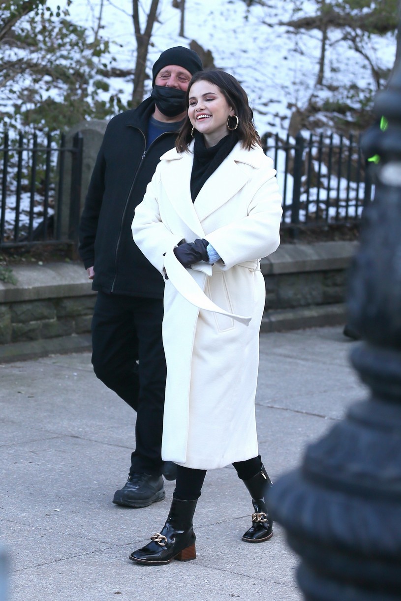 Full Sized Photo of selena gomez the martins taxi scene omitb filming