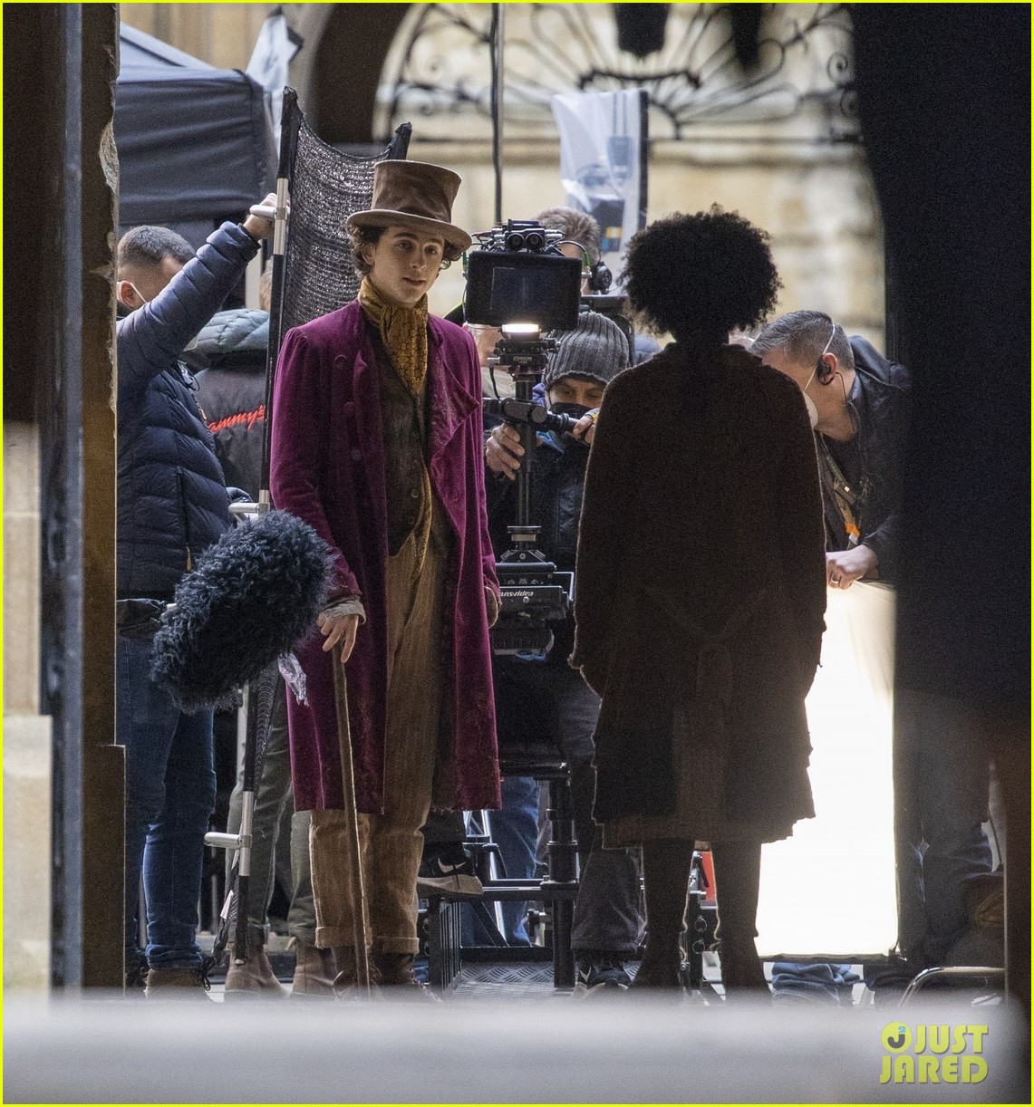 Timothee Chalamet Dons Full 'Wonka' Look in New Set Photos! | Photo ...