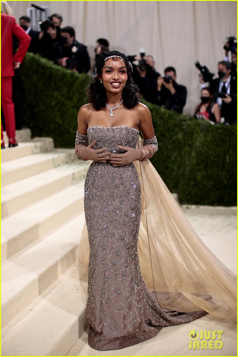 Full Sized Photo of yara shahidi to star in produce sitting in bars