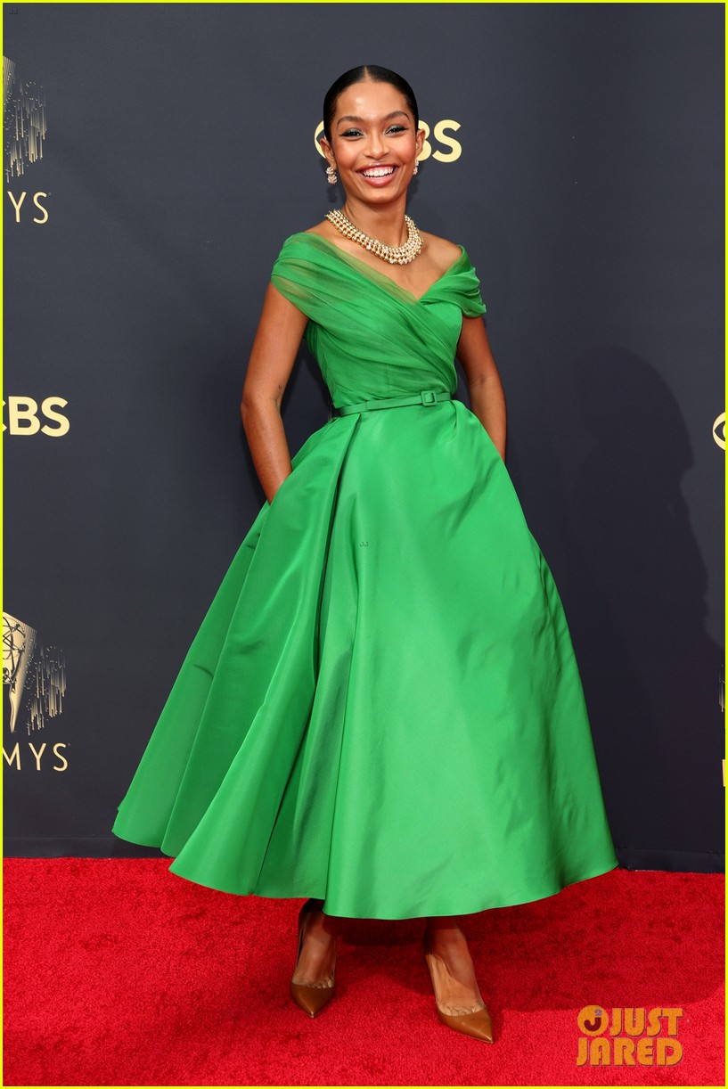 Full Sized Photo of yara shahidi to star in produce sitting in bars