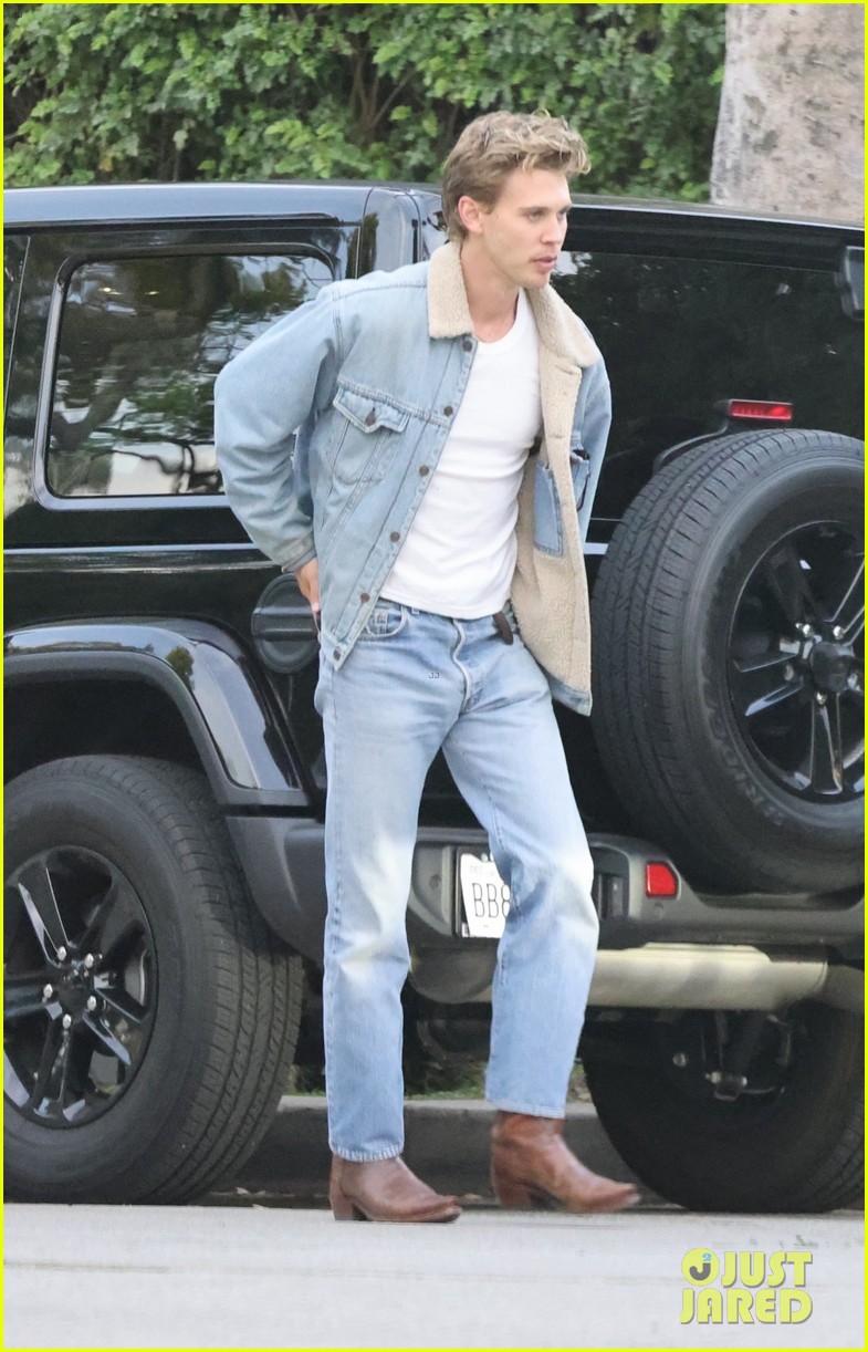 Austin Butler Hugs a Friend While Meeting Up In Los Angeles | Photo ...