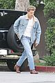 austin butler hugs a friend while meeting up in la 03