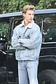 austin butler hugs a friend while meeting up in la 05