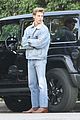 austin butler hugs a friend while meeting up in la 20