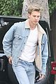 austin butler hugs a friend while meeting up in la 22
