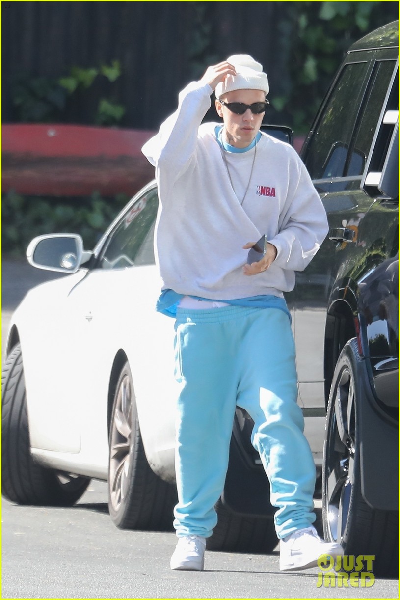 Justin & Hailey Bieber Hold Hands While Stepping Out for Brunch | Photo ...