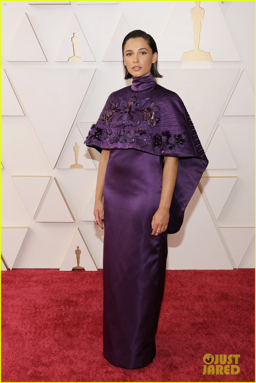 halle bailey rachel zegler naomi scott step out for oscars 2022 13